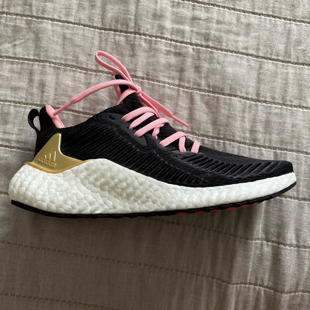 NEW adidas Womens AlphaBoost 'Gold Metallic' Core Black/Gold Metallic/Glory Pink